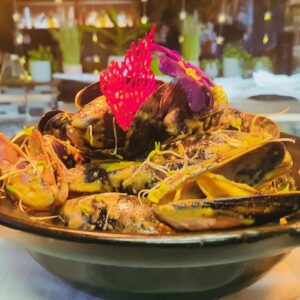 MUSSELS IN A CALDO DE PESCADO